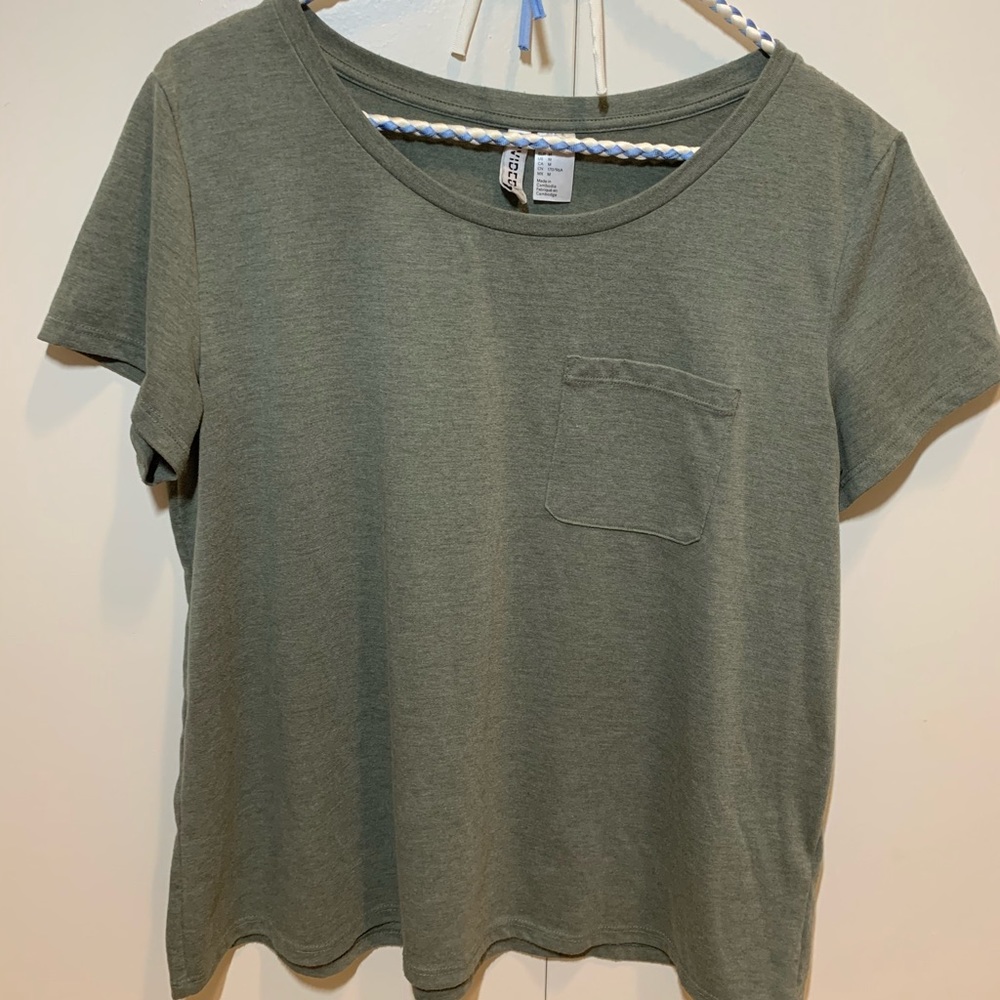 H&M Divided front-pocket tee 💚